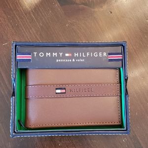 NWT Tommy Hilfiger men wallet